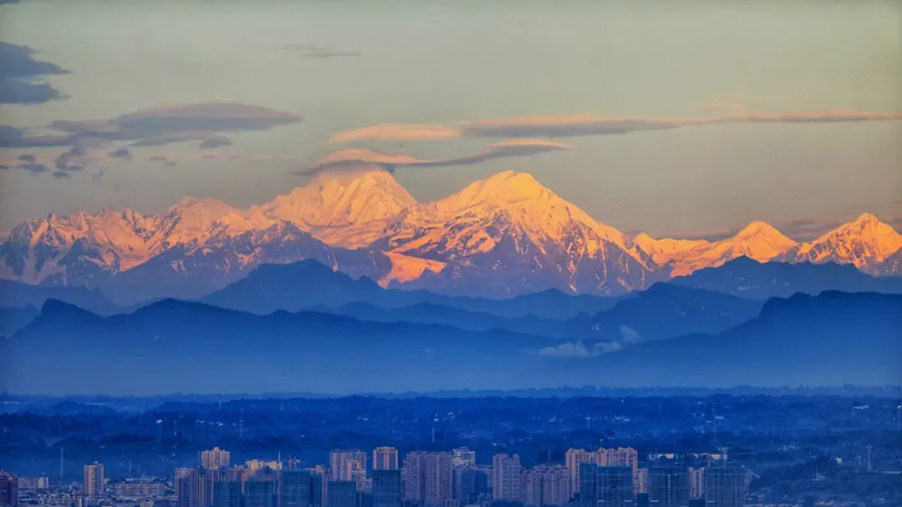 雪山下的公園城市 雪山下的公園城市.jpg