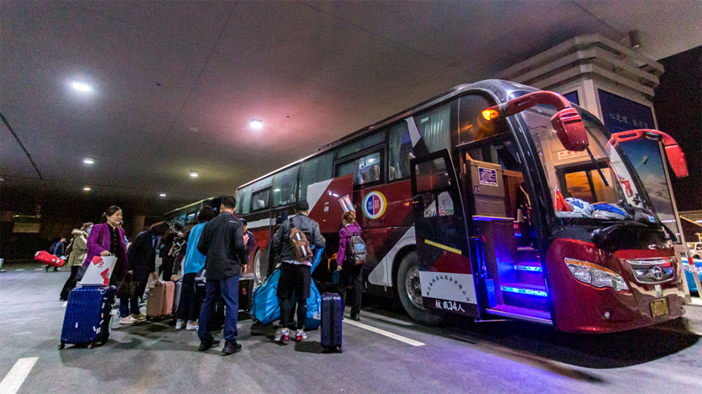 2023全省首個韓國入境旅游團(tuán)大巴車.jpg