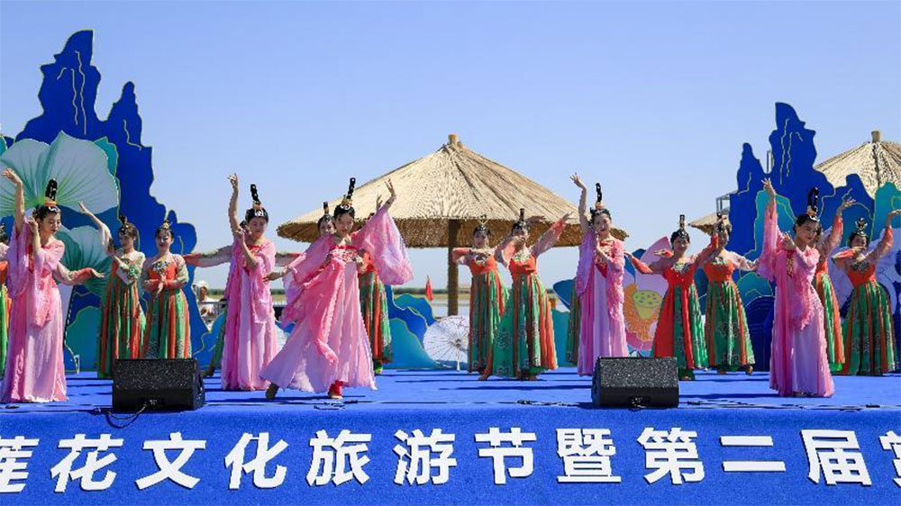 博湖縣第二屆蓮花文化旅游節(jié)現(xiàn)場(chǎng)節(jié)目表演 博湖縣第二屆蓮花文化旅游節(jié)現(xiàn)場(chǎng)節(jié)目.jpg